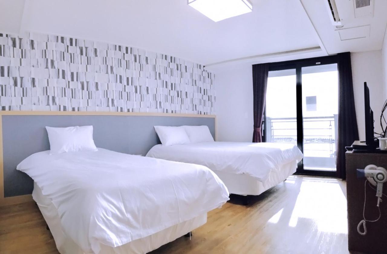 סאוגוויפו Jeju Moseulpo Hotel מראה חיצוני תמונה